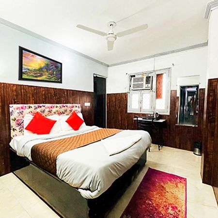 Hotel Commodo - Near Dhaula Kuan 뉴델리 외부 사진