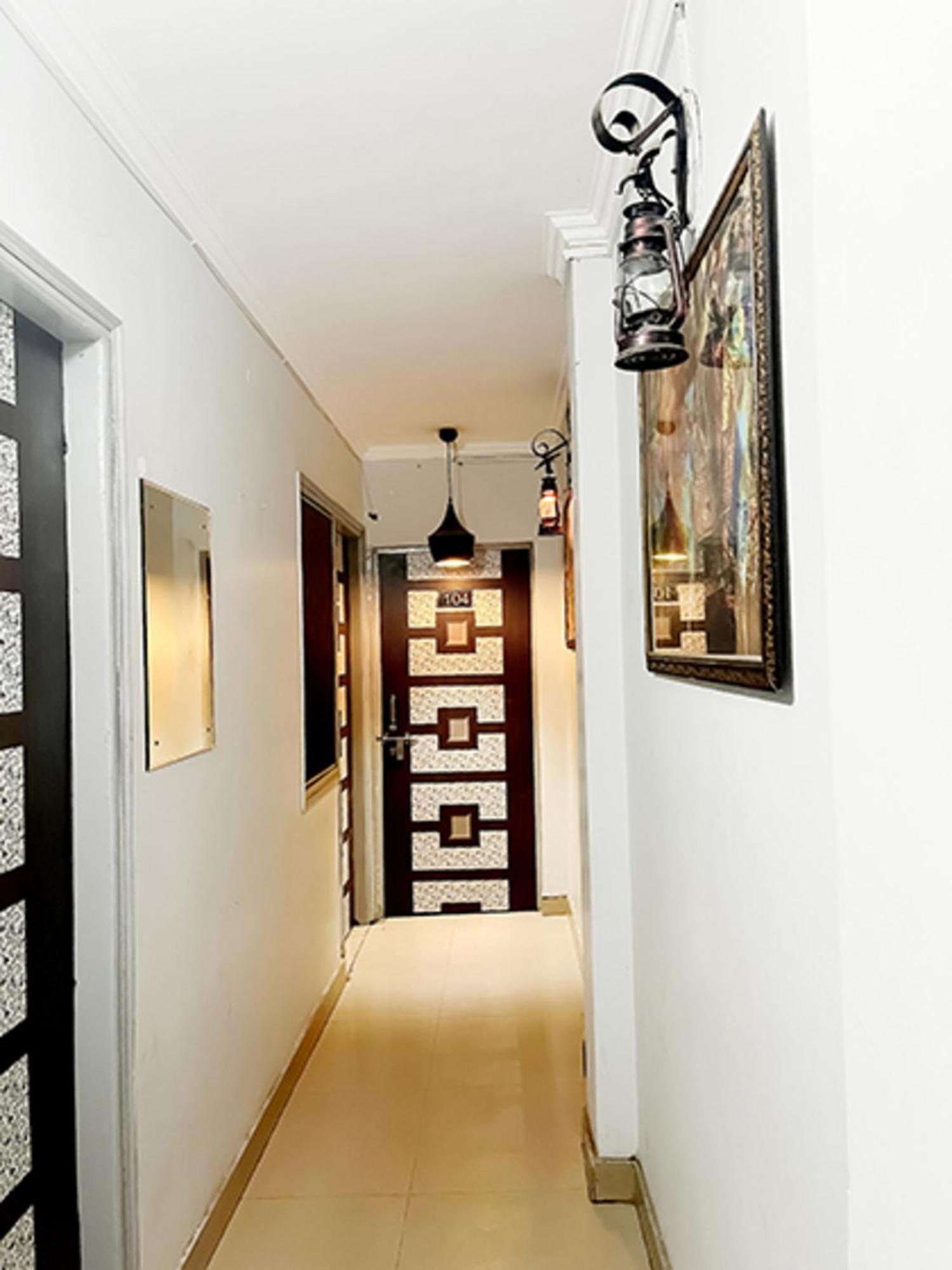 Hotel Commodo - Near Dhaula Kuan 뉴델리 외부 사진