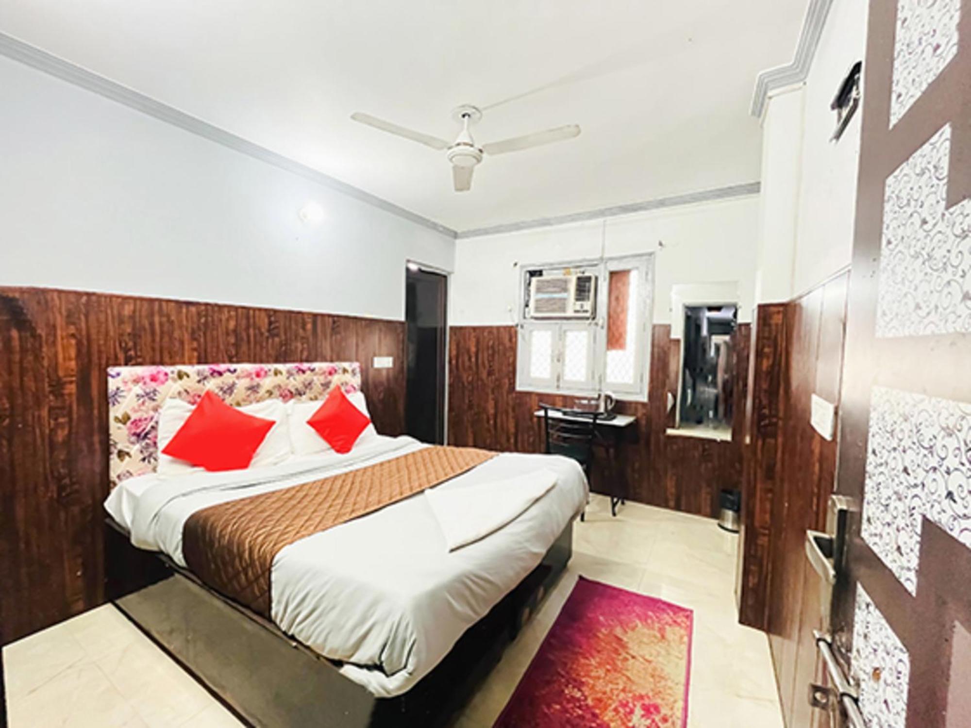 Hotel Commodo - Near Dhaula Kuan 뉴델리 외부 사진