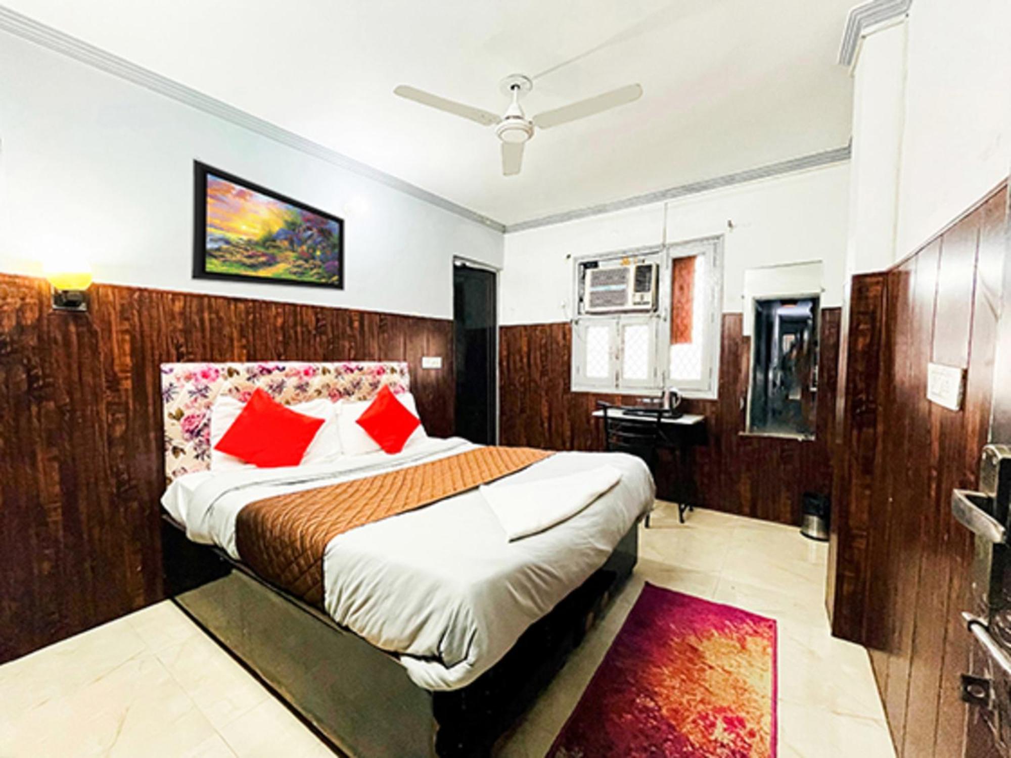 Hotel Commodo - Near Dhaula Kuan 뉴델리 외부 사진