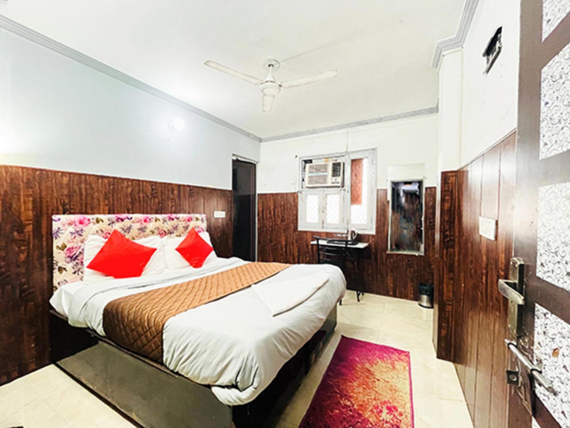 Hotel Commodo - Near Dhaula Kuan 뉴델리 외부 사진