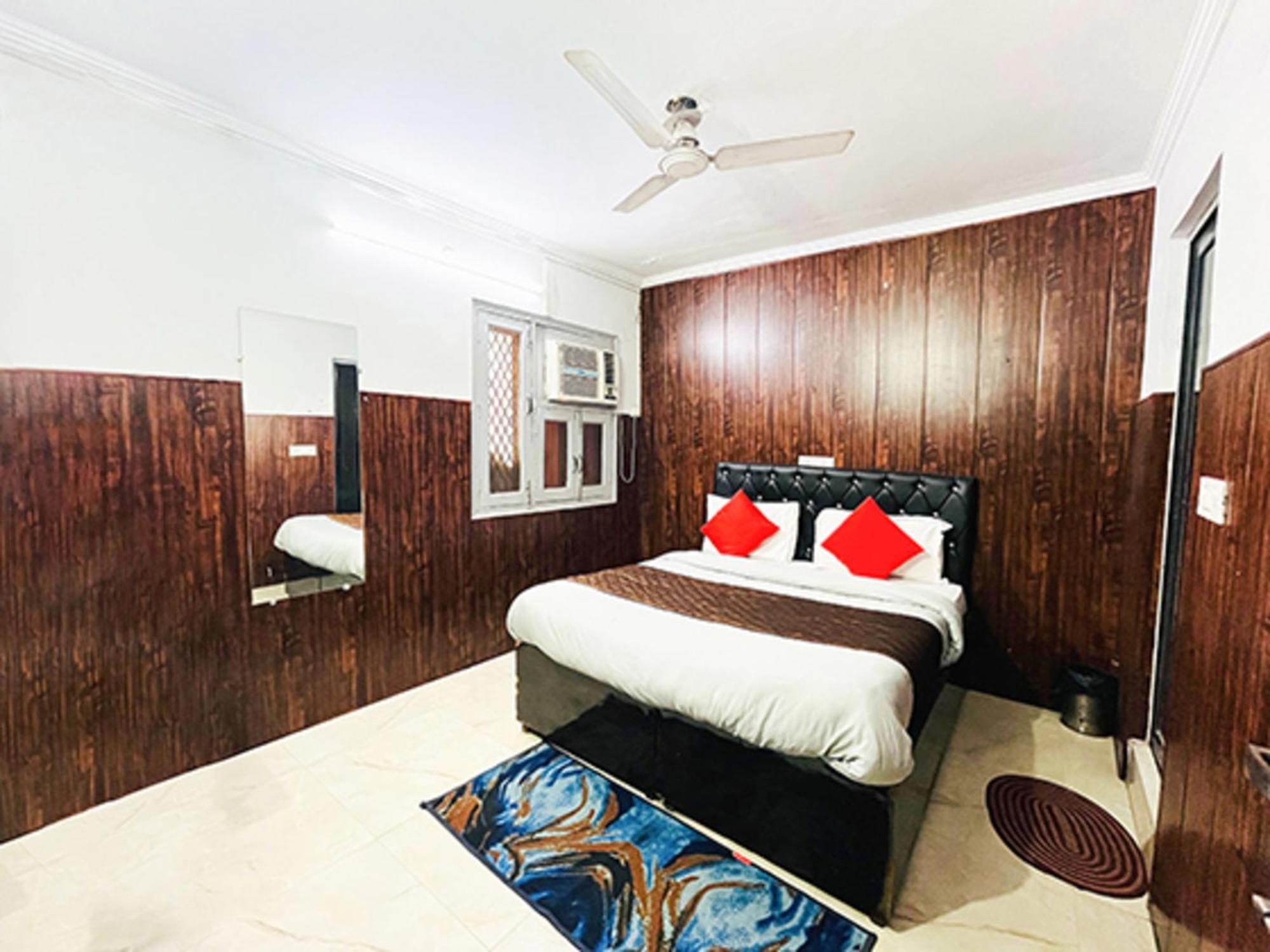 Hotel Commodo - Near Dhaula Kuan 뉴델리 외부 사진