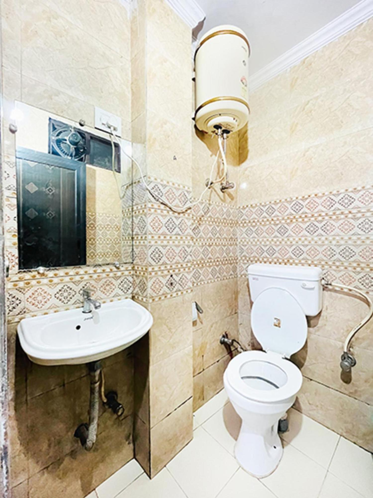 Hotel Commodo - Near Dhaula Kuan 뉴델리 외부 사진