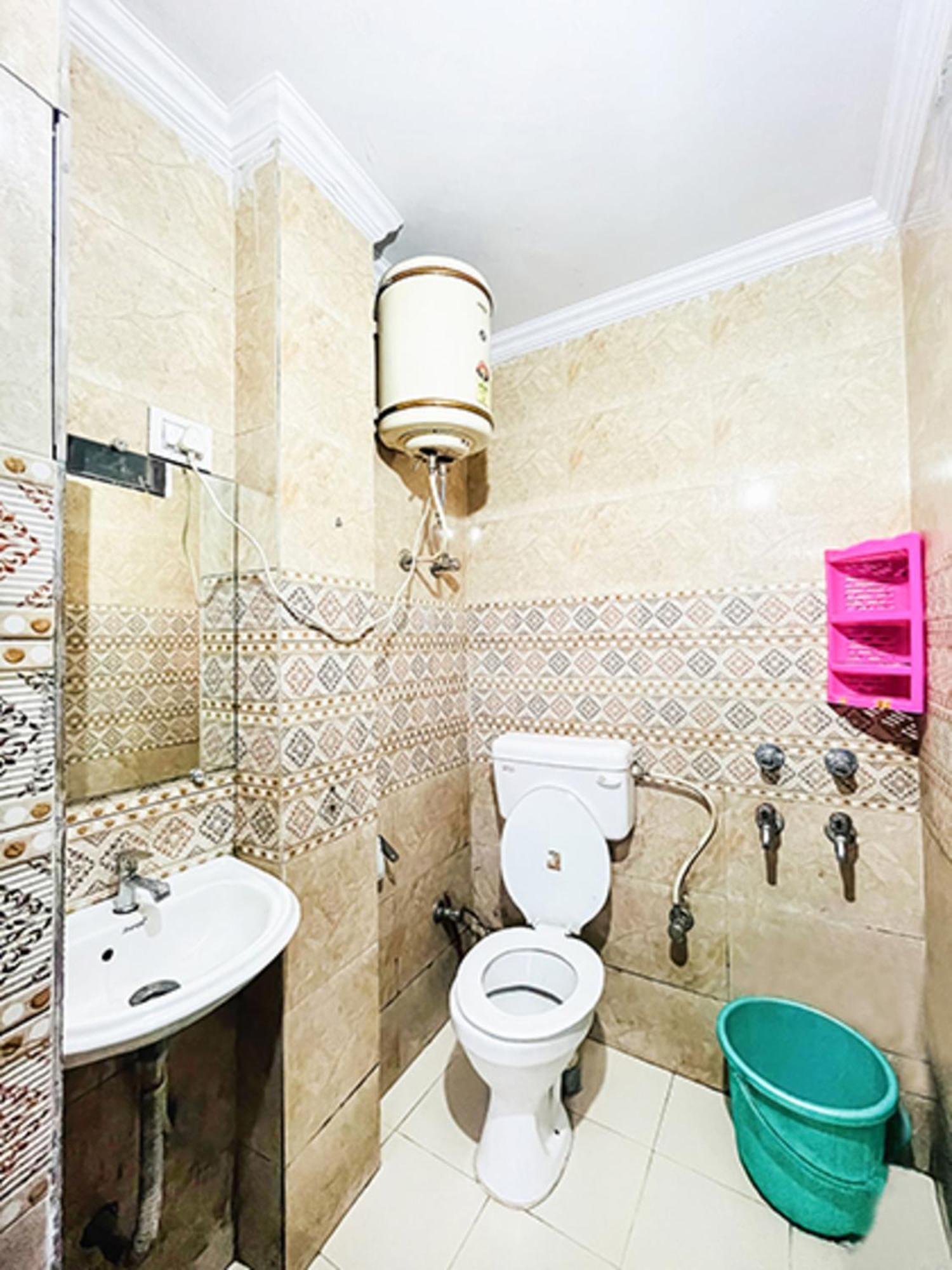 Hotel Commodo - Near Dhaula Kuan 뉴델리 외부 사진