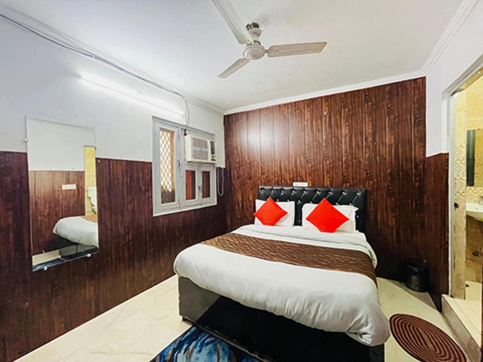 Hotel Commodo - Near Dhaula Kuan 뉴델리 외부 사진
