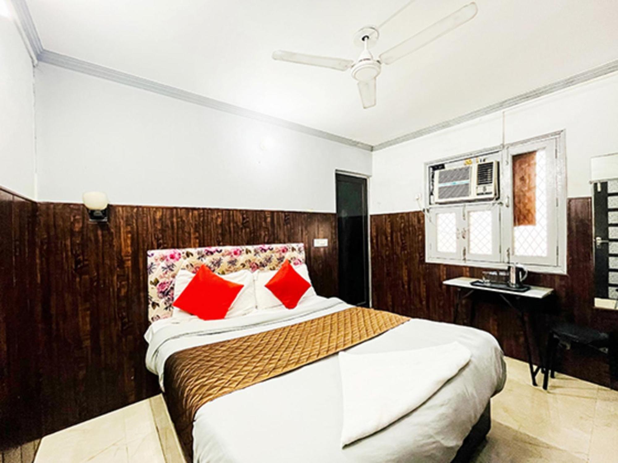 Hotel Commodo - Near Dhaula Kuan 뉴델리 외부 사진